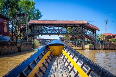 Geleneksel Bambu tekne yüzen ünlü Inle Gölü gidiyor 