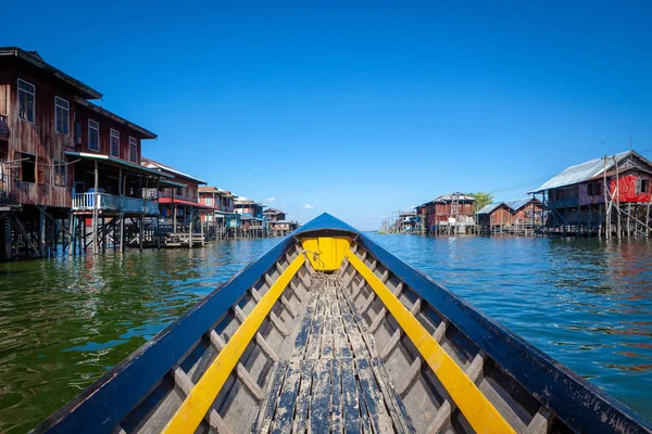 Barco de bambu tradicional está indo para o famoso lago Inle flutuando Fotos De Bancos De Imagens