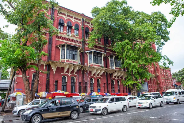 Yangon, Myanmar'daki eski binalar. Yangon en yüksek sayıya sahip. 