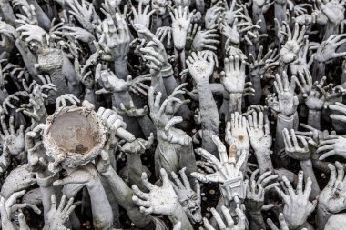 Wat Ron 'un girişinde cehennemden uzanan eller heykeli