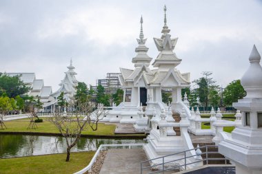 Wat Rong Khun - Beyaz Tapınak - bulutlu bir günde. Chiang Rai, 