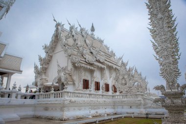 Wat Rong Khun - Beyaz Tapınak - bulutlu bir günde. Chiang Rai, 