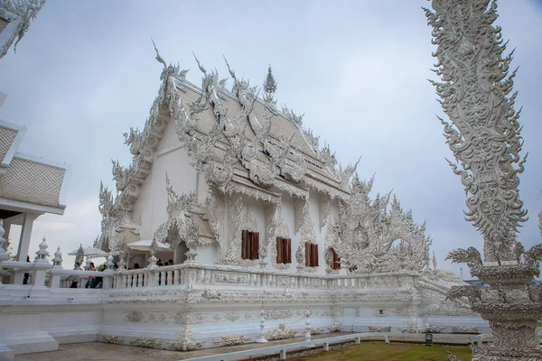 Wat Rong Khun - El Templo Blanco - en un día nublado. Chiang Rai. , — Foto de Stock