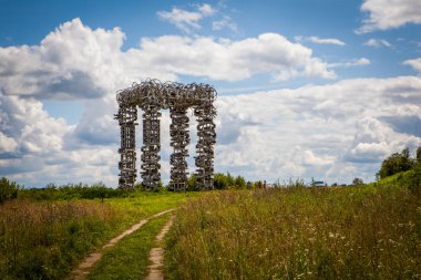 Nikola Lenivets sanat parkında White Arch mimari nesne