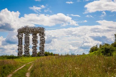 Nikola Lenivets sanat parkında White Arch mimari nesne