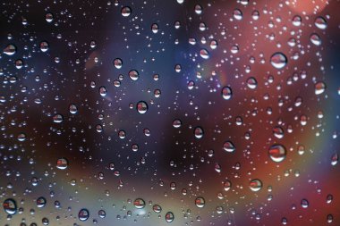 damla renkli yansımaları ile pencerede yansıyan