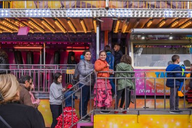 Feria de Abril de Barcelona, (30-30-2018), Catalonia, İspanya. Atmosfer ve Katalonya kurulan Endülüs toplumun bu ünlü geleneksel ve folklorik Fuar her yıl düzenlendiği Barcelona Forum teçhizatları.