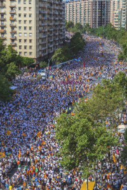 09/11/2015. Barcelona, İspanya. Yaklaşık iki milyon Katalanlar bağımsızlık lehine karşılamak Avinguda Meridiana / Avenida Meridiana Barselona 'ile Lliure' ve Catalonia bağımsızlığı için bir referandum tutun hakkı oluşturmak için.