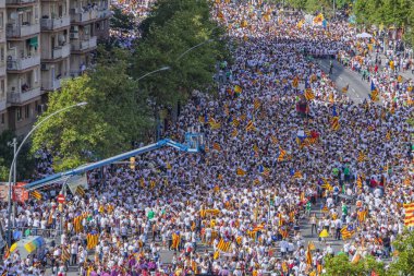 09/11/2015. Barcelona, İspanya. Yaklaşık iki milyon Katalanlar bağımsızlık lehine karşılamak Avinguda Meridiana / Avenida Meridiana Barselona 'ile Lliure' ve Catalonia bağımsızlığı için bir referandum tutun hakkı oluşturmak için.