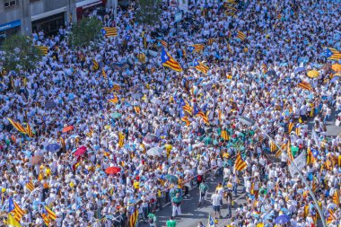 09/11/2015. Barcelona, İspanya. Yaklaşık iki milyon Katalanlar bağımsızlık lehine karşılamak Avinguda Meridiana / Avenida Meridiana Barselona 'ile Lliure' ve Catalonia bağımsızlığı için bir referandum tutun hakkı oluşturmak için.