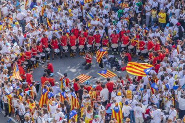 09/11/2015. Barcelona, İspanya. Yaklaşık iki milyon Katalanlar bağımsızlık lehine karşılamak Avinguda Meridiana / Avenida Meridiana Barselona 'ile Lliure' ve Catalonia bağımsızlığı için bir referandum tutun hakkı oluşturmak için.