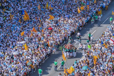 09/11/2015. Barcelona, İspanya. Yaklaşık iki milyon Katalanlar bağımsızlık lehine karşılamak Avinguda Meridiana / Avenida Meridiana Barselona 'ile Lliure' ve Catalonia bağımsızlığı için bir referandum tutun hakkı oluşturmak için.