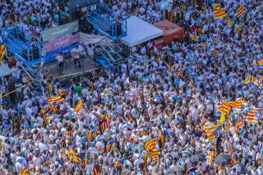 09/11/2015. Barcelona, İspanya. Yaklaşık iki milyon Katalanlar bağımsızlık lehine karşılamak Avinguda Meridiana / Avenida Meridiana Barselona 'ile Lliure' ve Catalonia bağımsızlığı için bir referandum tutun hakkı oluşturmak için.