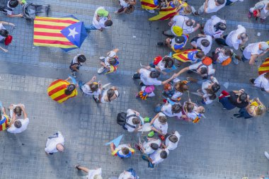 09/11/2015. Barcelona, İspanya. Yaklaşık iki milyon Katalanlar bağımsızlık lehine karşılamak Avinguda Meridiana / Avenida Meridiana Barselona 'ile Lliure' ve Catalonia bağımsızlığı için bir referandum tutun hakkı oluşturmak için.