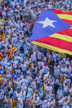 09/11/2015. Barcelona, İspanya. Yaklaşık iki milyon Katalanlar bağımsızlık lehine karşılamak Avinguda Meridiana / Avenida Meridiana Barselona 'ile Lliure' ve Catalonia bağımsızlığı için bir referandum tutun hakkı oluşturmak için.