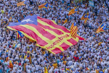 09/11/2015. Barcelona, İspanya. Yaklaşık iki milyon Katalanlar bağımsızlık lehine karşılamak Avinguda Meridiana / Avenida Meridiana Barselona 'ile Lliure' ve Catalonia bağımsızlığı için bir referandum tutun hakkı oluşturmak için.