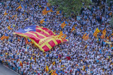 09/11/2015. Barcelona, İspanya. Yaklaşık iki milyon Katalanlar bağımsızlık lehine karşılamak Avinguda Meridiana / Avenida Meridiana Barselona 'ile Lliure' ve Catalonia bağımsızlığı için bir referandum tutun hakkı oluşturmak için.