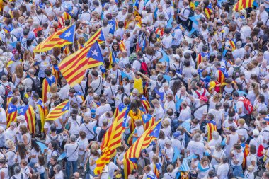 09/11/2015. Barcelona, İspanya. Yaklaşık iki milyon Katalanlar bağımsızlık lehine karşılamak Avinguda Meridiana / Avenida Meridiana Barselona 'ile Lliure' ve Catalonia bağımsızlığı için bir referandum tutun hakkı oluşturmak için.