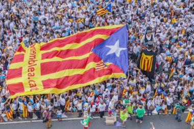 09/11/2015. Barcelona, İspanya. Yaklaşık iki milyon Katalanlar bağımsızlık lehine karşılamak Avinguda Meridiana / Avenida Meridiana Barselona 'ile Lliure' ve Catalonia bağımsızlığı için bir referandum tutun hakkı oluşturmak için.