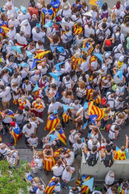 09/11/2015. Barcelona, İspanya. Yaklaşık iki milyon Katalanlar bağımsızlık lehine karşılamak Avinguda Meridiana / Avenida Meridiana Barselona 'ile Lliure' ve Catalonia bağımsızlığı için bir referandum tutun hakkı oluşturmak için.