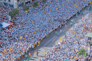 09/11/2015. Barcelona, İspanya. Yaklaşık iki milyon Katalanlar bağımsızlık lehine karşılamak Avinguda Meridiana / Avenida Meridiana Barselona 'ile Lliure' ve Catalonia bağımsızlığı için bir referandum tutun hakkı oluşturmak için.