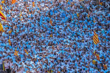 09/11/2015. Barcelona, İspanya. Yaklaşık iki milyon Katalanlar bağımsızlık lehine karşılamak Avinguda Meridiana / Avenida Meridiana Barselona 'ile Lliure' ve Catalonia bağımsızlığı için bir referandum tutun hakkı oluşturmak için.