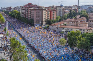 09/11/2015. Barcelona, İspanya. Yaklaşık iki milyon Katalanlar bağımsızlık lehine karşılamak Avinguda Meridiana / Avenida Meridiana Barselona 'ile Lliure' ve Catalonia bağımsızlığı için bir referandum tutun hakkı oluşturmak için.