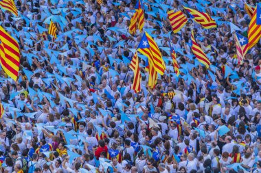 09/11/2015. Barcelona, İspanya. Yaklaşık iki milyon Katalanlar bağımsızlık lehine karşılamak Avinguda Meridiana / Avenida Meridiana Barselona 'ile Lliure' ve Catalonia bağımsızlığı için bir referandum tutun hakkı oluşturmak için.