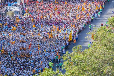 09/11/2015. Barcelona, İspanya. Yaklaşık iki milyon Katalanlar bağımsızlık lehine karşılamak Avinguda Meridiana / Avenida Meridiana Barselona 'ile Lliure' ve Catalonia bağımsızlığı için bir referandum tutun hakkı oluşturmak için.