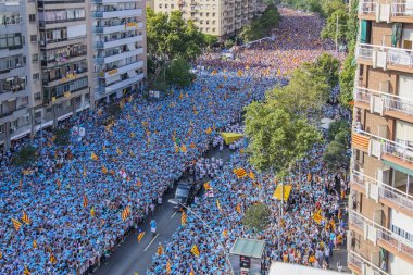 09/11/2015. Barcelona, İspanya. Yaklaşık iki milyon Katalanlar bağımsızlık lehine karşılamak Avinguda Meridiana / Avenida Meridiana Barselona 'ile Lliure' ve Catalonia bağımsızlığı için bir referandum tutun hakkı oluşturmak için.