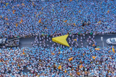 09/11/2015. Barcelona, İspanya. Yaklaşık iki milyon Katalanlar bağımsızlık lehine karşılamak Avinguda Meridiana / Avenida Meridiana Barselona 'ile Lliure' ve Catalonia bağımsızlığı için bir referandum tutun hakkı oluşturmak için.
