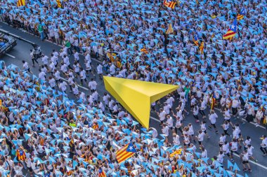 09/11/2015. Barcelona, İspanya. Yaklaşık iki milyon Katalanlar bağımsızlık lehine karşılamak Avinguda Meridiana / Avenida Meridiana Barselona 'ile Lliure' ve Catalonia bağımsızlığı için bir referandum tutun hakkı oluşturmak için.