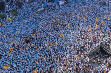 09/11/2015. Barcelona, İspanya. Yaklaşık iki milyon Katalanlar bağımsızlık lehine karşılamak Avinguda Meridiana / Avenida Meridiana Barselona 'ile Lliure' ve Catalonia bağımsızlığı için bir referandum tutun hakkı oluşturmak için.