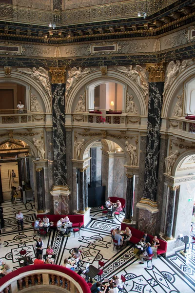 Viyana, Avusturya 25 Ağustos 2019: Sanat Tarihi Viyana Kafe içinde, Avusturya, Viyana 25 Ağustos 2019 tarihinde.