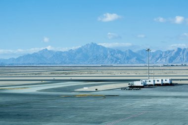 Şaşırtıcı günbatımı hava alanında. Uçağın uçuş önce yakıt ikmali.