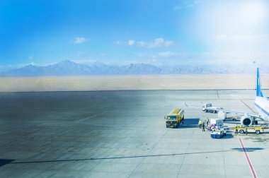 Şaşırtıcı günbatımı hava alanında. Uçağın uçuş önce yakıt ikmali.