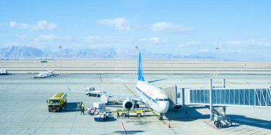 Şaşırtıcı günbatımı hava alanında. Uçağın uçuş önce yakıt ikmali.