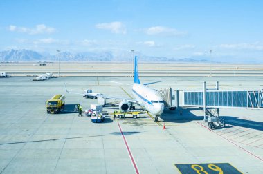 Şaşırtıcı günbatımı hava alanında. Uçağın uçuş önce yakıt ikmali.