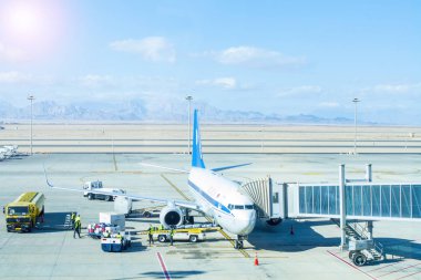 Şaşırtıcı günbatımı hava alanında. Uçağın uçuş önce yakıt ikmali.