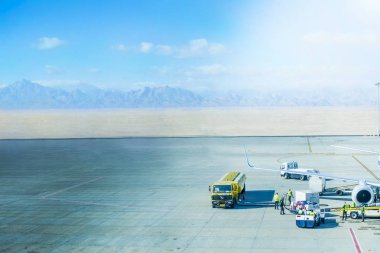 Şaşırtıcı günbatımı hava alanında. Uçağın uçuş önce yakıt ikmali.