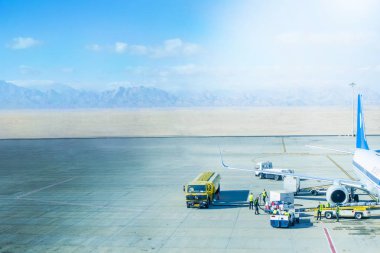 Şaşırtıcı günbatımı hava alanında. Uçağın uçuş önce yakıt ikmali.