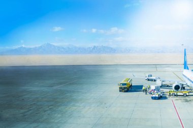 Şaşırtıcı günbatımı hava alanında. Uçağın uçuş önce yakıt ikmali.