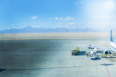 Şaşırtıcı günbatımı hava alanında. Uçağın uçuş önce yakıt ikmali.