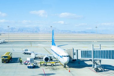 Şaşırtıcı günbatımı hava alanında. Uçağın uçuş önce yakıt ikmali.