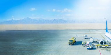 Şaşırtıcı günbatımı hava alanında. Uçağın uçuş önce yakıt ikmali.