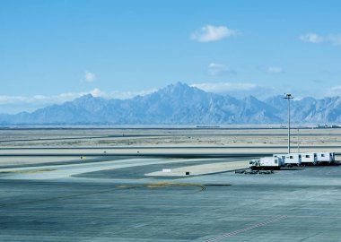 Şaşırtıcı günbatımı hava alanında. Uçağın uçuş önce yakıt ikmali.