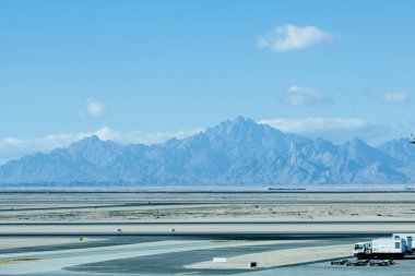 Şaşırtıcı günbatımı hava alanında. Uçağın uçuş önce yakıt ikmali.
