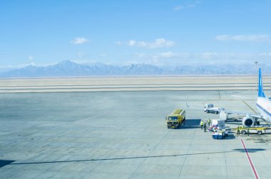 Şaşırtıcı günbatımı hava alanında. Uçağın uçuş önce yakıt ikmali.