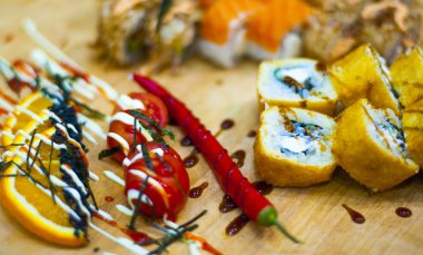 Siyah taşla servis edilen çeşitli suşiler.