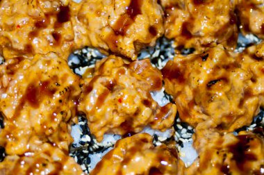 Siyah taşla servis edilen çeşitli suşiler.